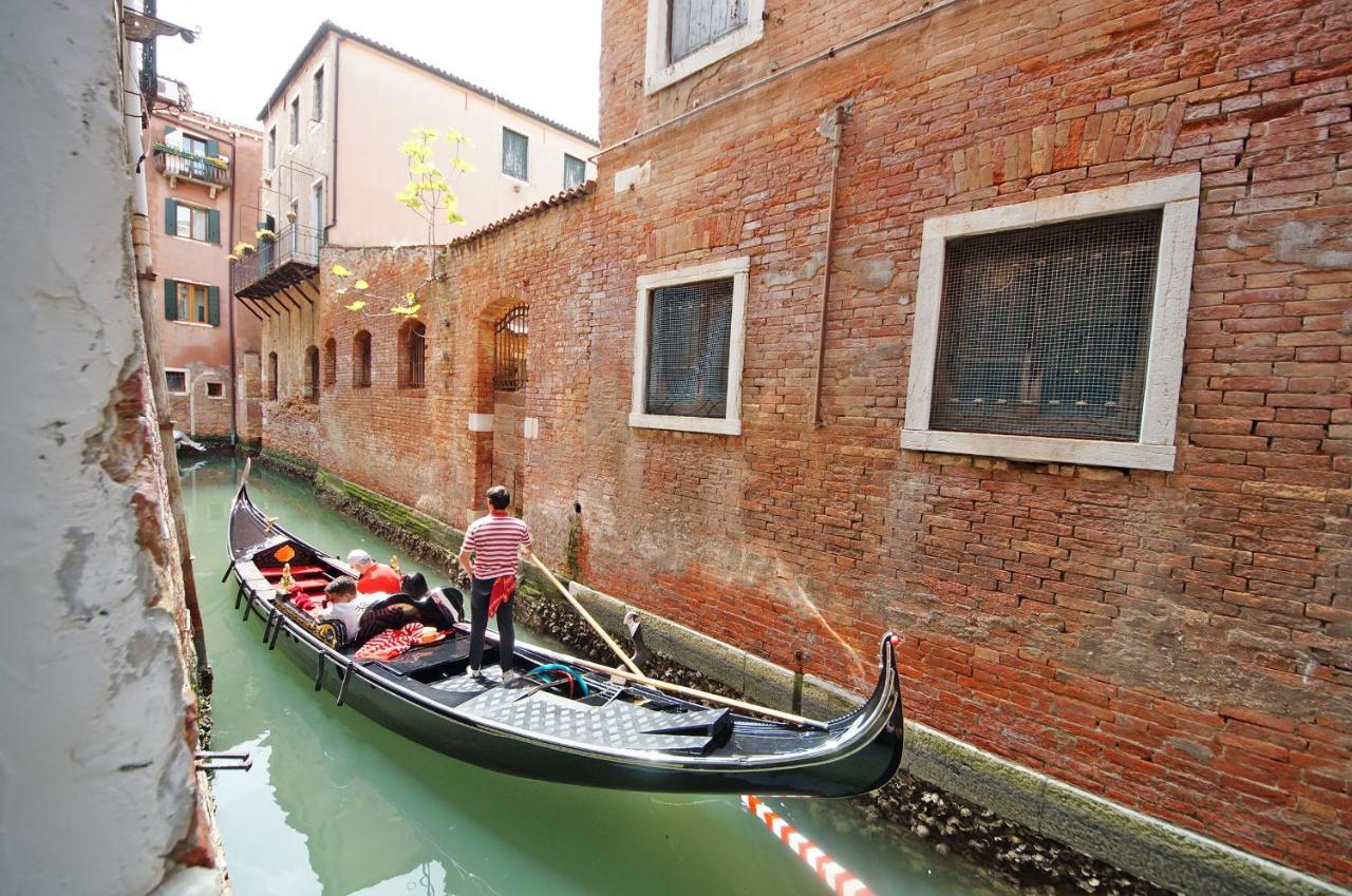 Gondola View * Venedig